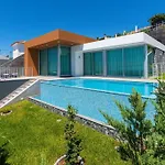 Villa Castanho - Modern House & Infinity Poll