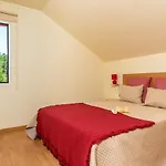 Comfortable Apartment With Shared Pool In Prazeres 150 M²