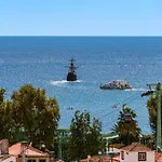 Casa Strelitzia By An Island Apart