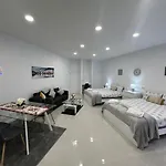 Elegant Spacious Studio Retreat Close To Funchal