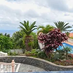 Comfortable House In Canico With Shared Pool