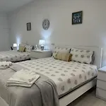 Funchal-Studio-Sleeps4-Freeparking-Seaview