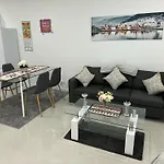 Funchal-Studio-Sleeps4-Freeparking-Seaview