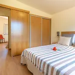 Spacious Apartment With Pool In Prazeres 150M²