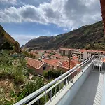 Lovely Newly Refurbished, 1 Bedroom Top Floor Apartment With Sea Views, Fast Wi-Fi Cable Tv And Netflix
