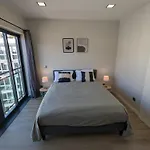 Top-Floor One-Bedroom Flats - Peaceful With Ocean And City Views