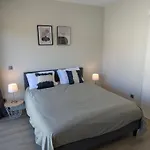 Top-Floor One-Bedroom Flats - Peaceful With Ocean And City Views