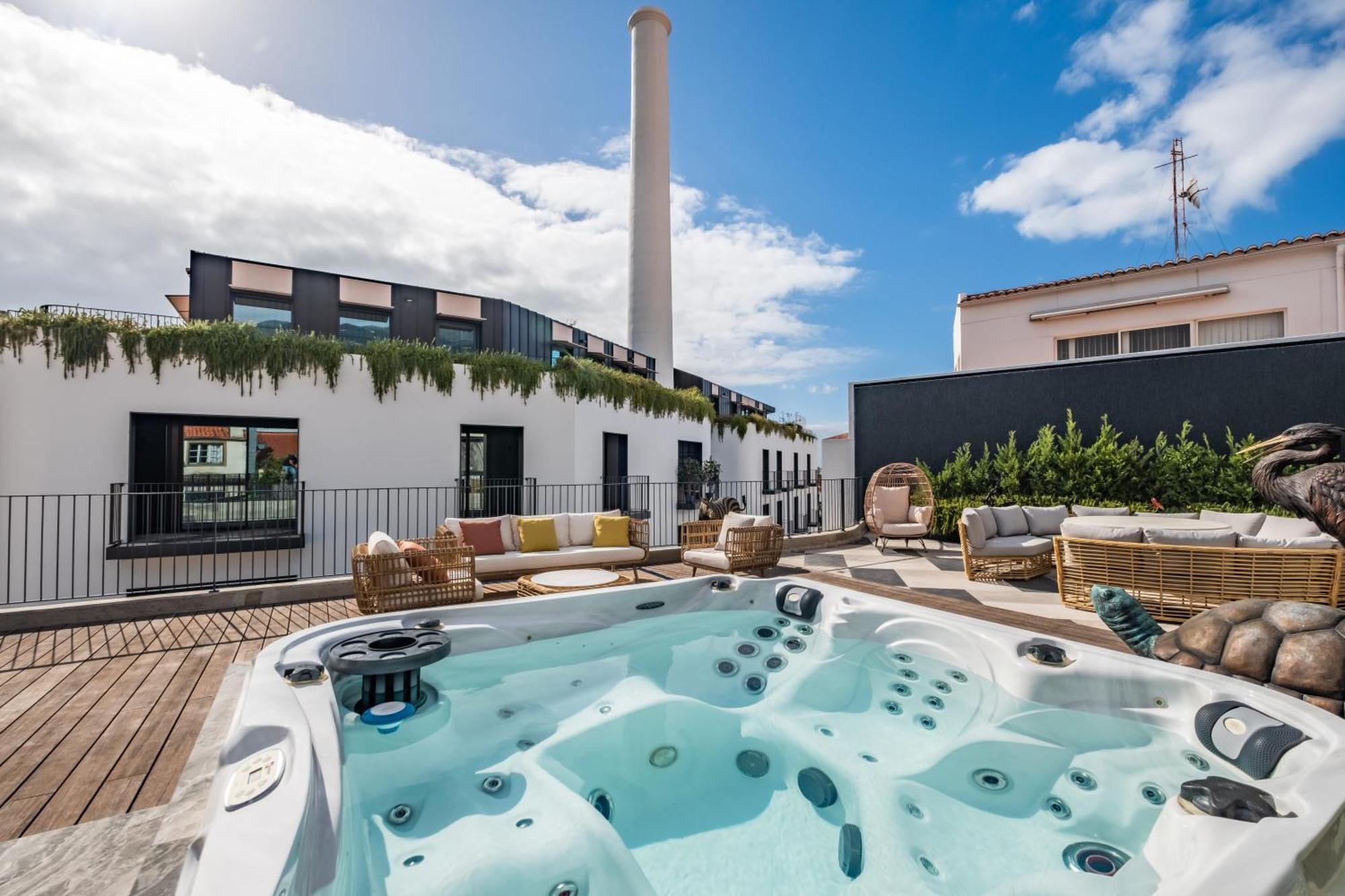 Jacuzzi, Terrace & Infinity Pool At Savoy Insular Appartamento